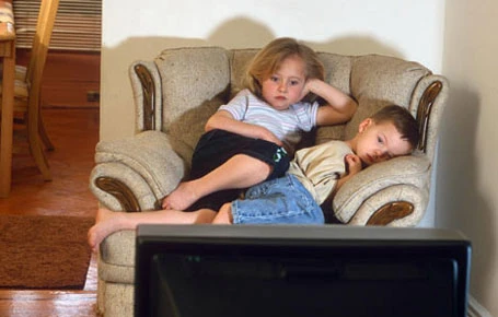 Trẻ xem TV nhiều dễ bị bắt nạt ảnh 1